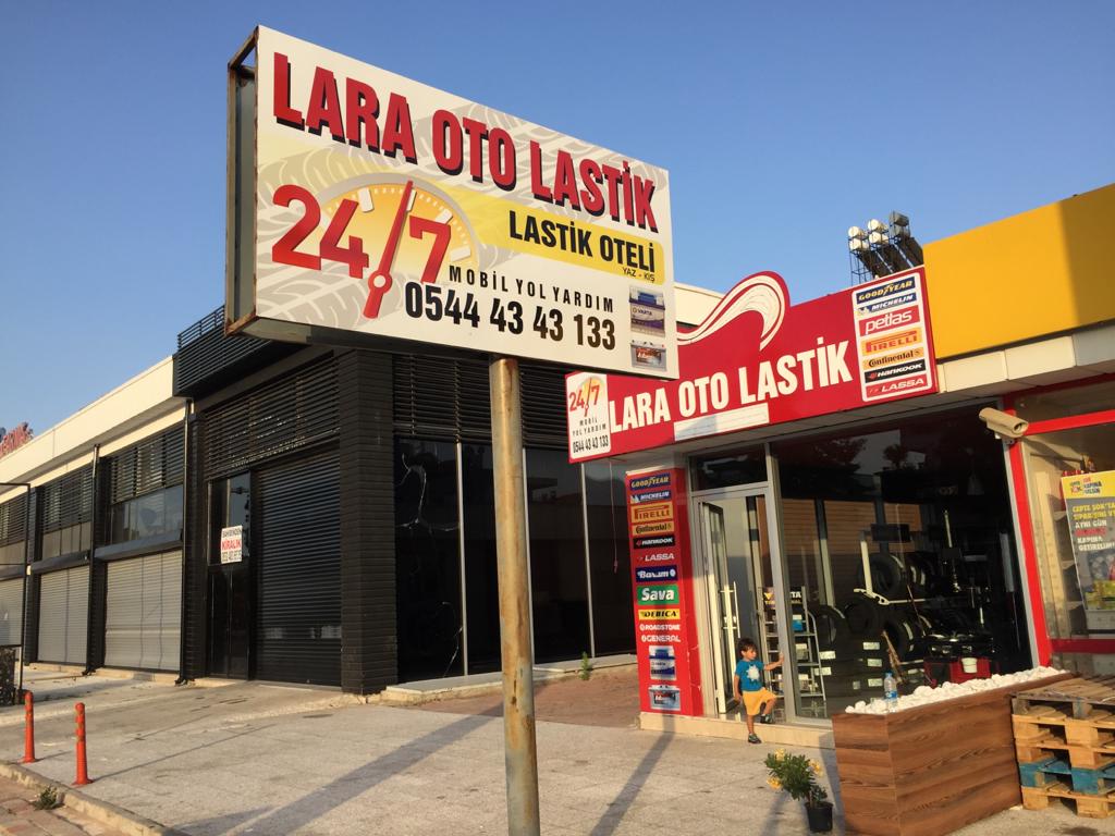 Lara Oto Lastik mağaza girişi ve 7/24 mobil yol yardım tabelası