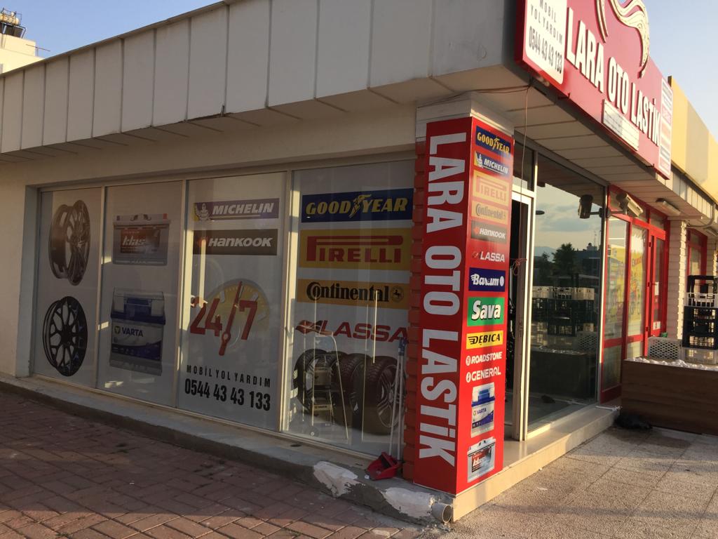 Lara Oto Lastik vitrininde sergilenen lastik markaları