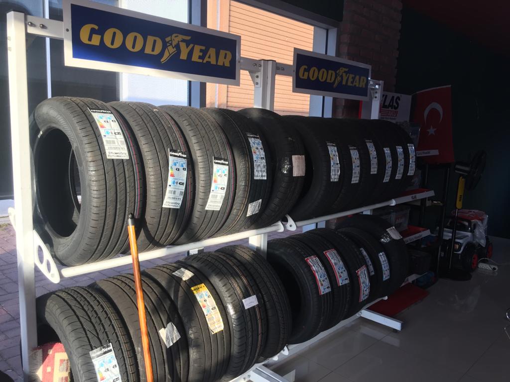 Mağazada sergilenen yeni binek araç lastikleri