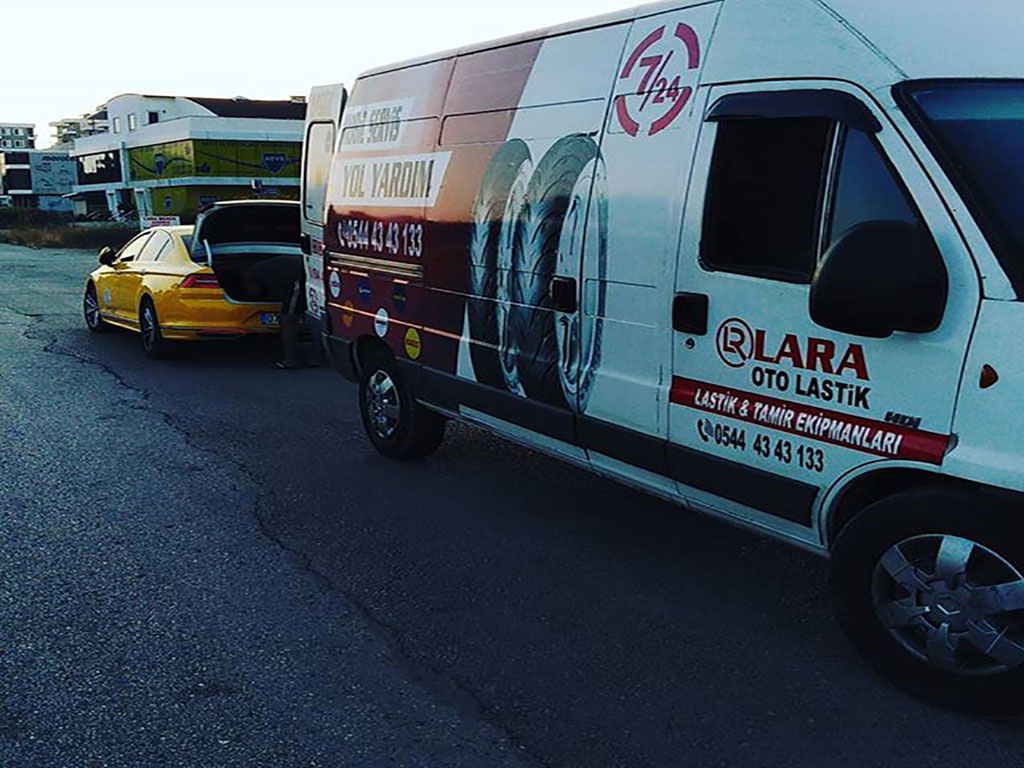 Lara Oto Lastik 7/24 mobil yol yardım aracı yolda kalan aracın yanında